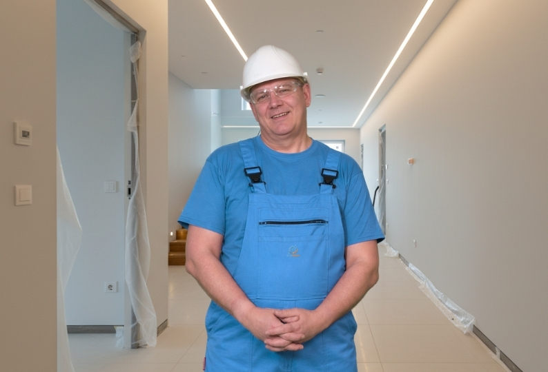 Mitarbeiter der Glanzbrigade Gebäudereinigung bei der Baureinigung in Wiesbaden auf einer Baustelle